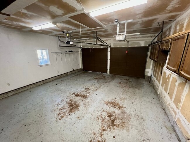 Building Photo - Charming 3-Bed, 3-Bath Home with Bonus Roo...