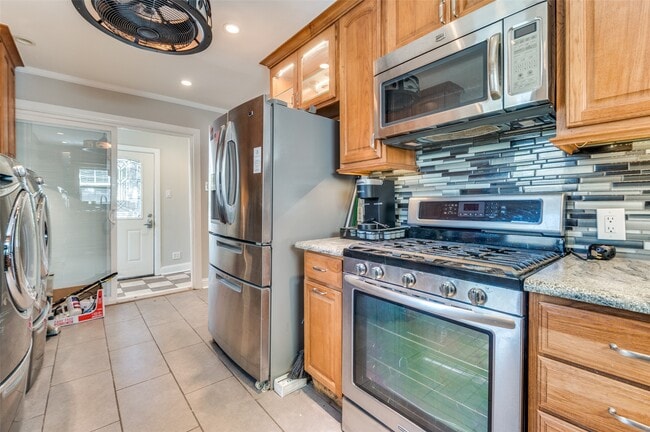 Building Photo - 9625 Larga Dr