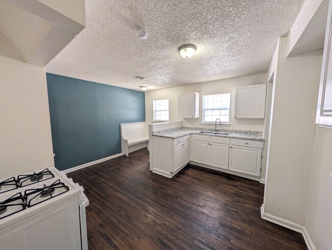 Building Photo - 1627 N Denver Ave