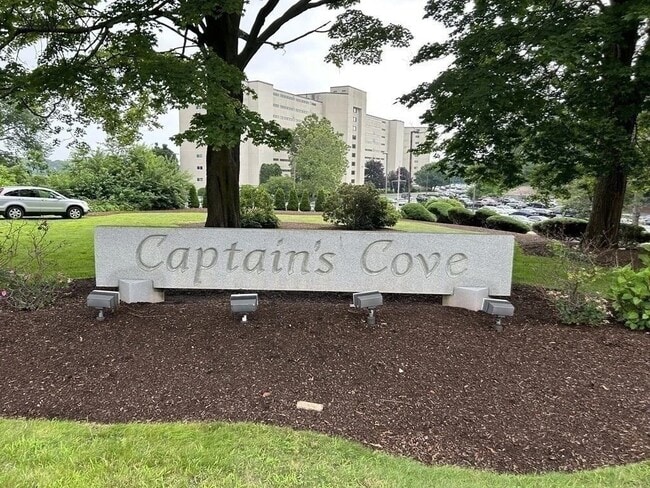 Building Photo - 200 Cove Way