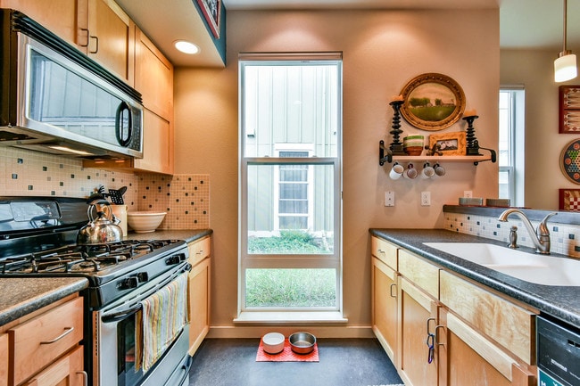 Building Photo - 803 Heschel St