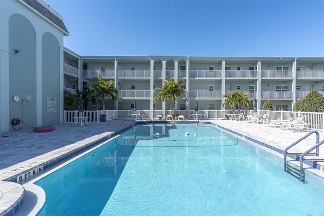 Building Photo - 701 Poinsettia Rd