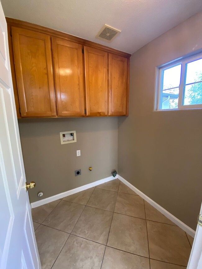 Building Photo - Cozy NW Visalia Home Rent Ready!
