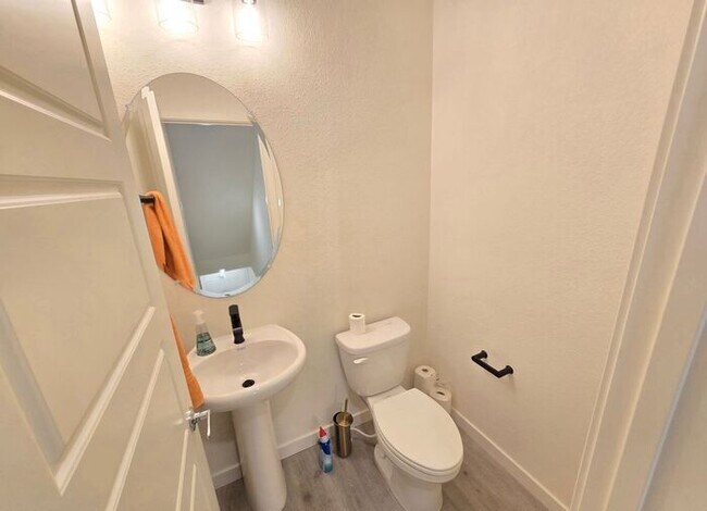 Building Photo - New Modern Fully Furnished Three-Story Townhome Near the Truckee River