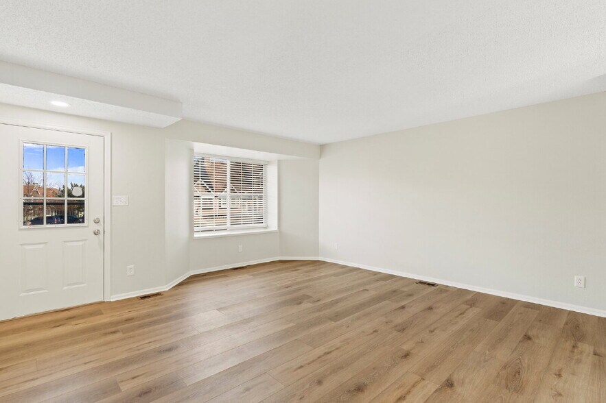 Building Photo - Upgraded 3-Bed Townhome Just Minutes from ...
