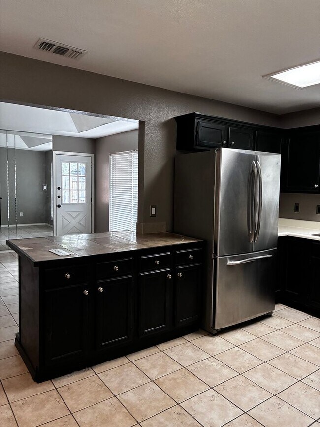 Building Photo - 2112 Pin Oak Rd