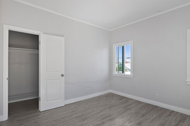 Building Photo - Spacious 2-Bedroom Apartment in Prime Los ...