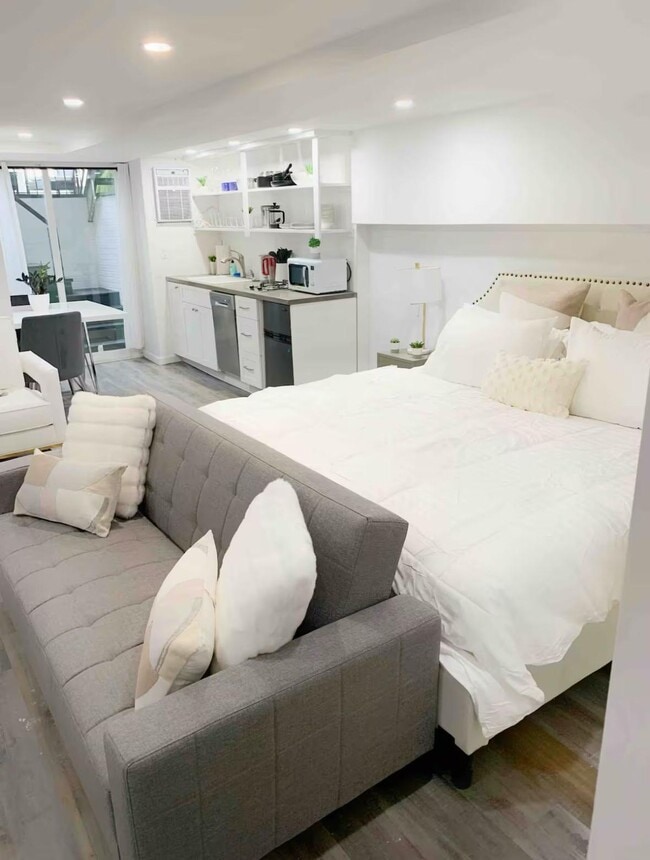 Building Photo - 603 Knickerbocker Ave