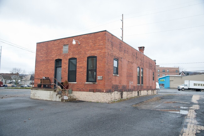 Building Photo - 2101 Beale Ave