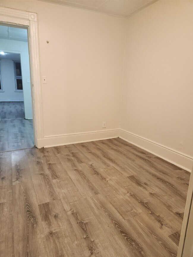 Building Photo - 494 West Side Ave