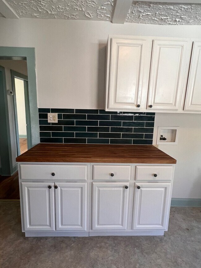 Building Photo - Oakley/Biltmore 3 Bedrooms/1 Bathroom!
