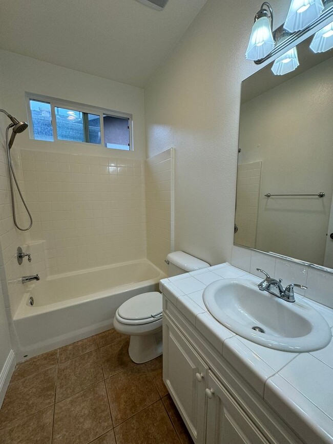 Building Photo - Modern 3 Bed | 2.5 Bath Home in Tustin Field