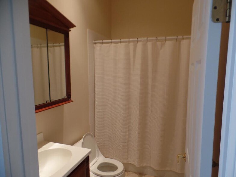 Building Photo - 108 Richmond St