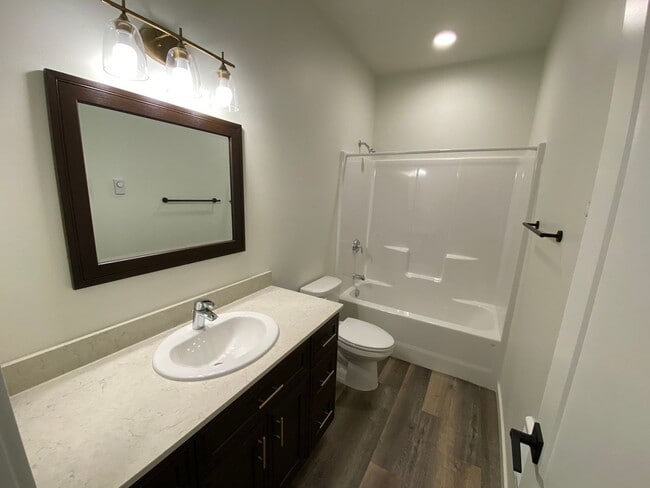 Building Photo - 3 Bed, 3 Bath Beautiful Home!