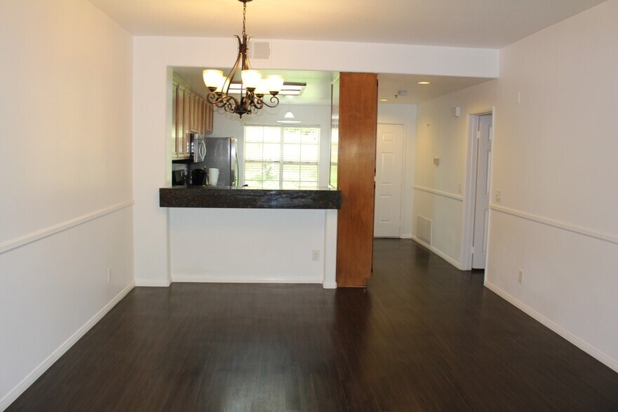 Building Photo - 415 Townsquare Ln