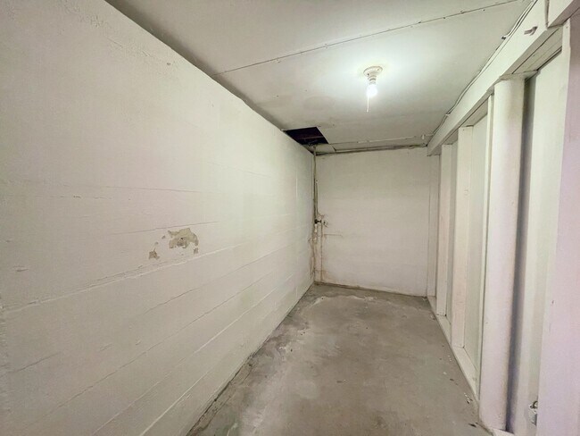 Building Photo - 11 E 27th Ave