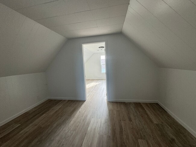 Building Photo - Large Home in Newport!