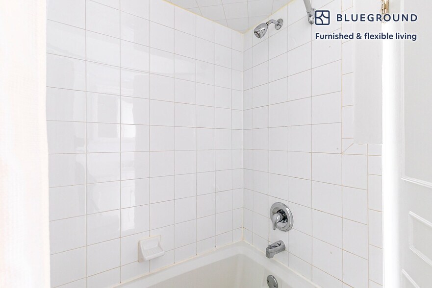 Building Photo - 200 E Chestnut St