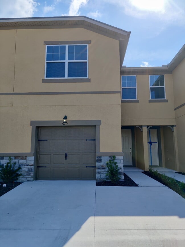 Building Photo - Beautiful 3-Bedroom Townhome in Gated Avea Pointe