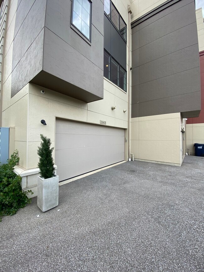 Building Photo - 11615 Lake Ave