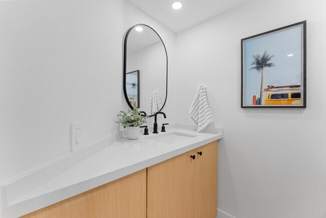 Building Photo - 1013 Bel Air Dr
