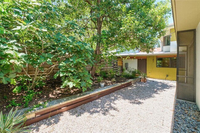 Building Photo - 805 Cumberland Rd