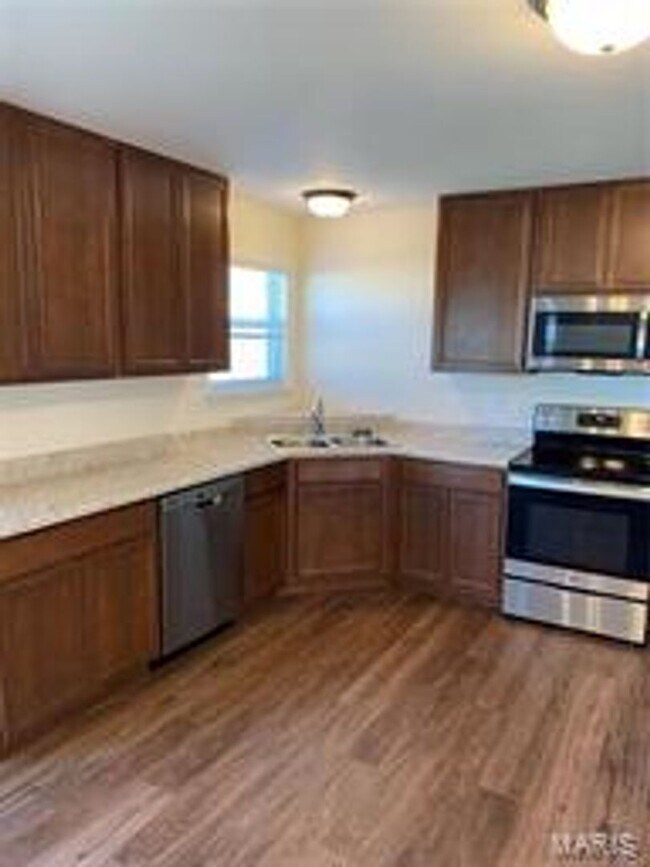 Building Photo - Lovely 4 bedroom, 2.5 bath, 2 car garage