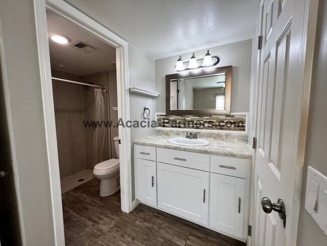 Building Photo - Remodeled Townhome