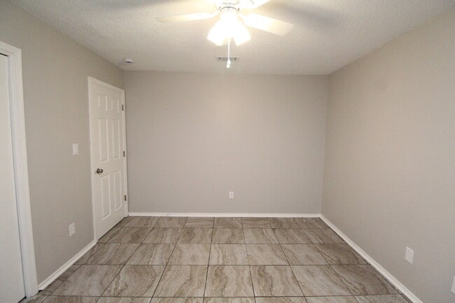 Building Photo - Updated 2-Bedroom Apartment with Private Patio and Move-In Special! –1/2 Off First Month Rent!
