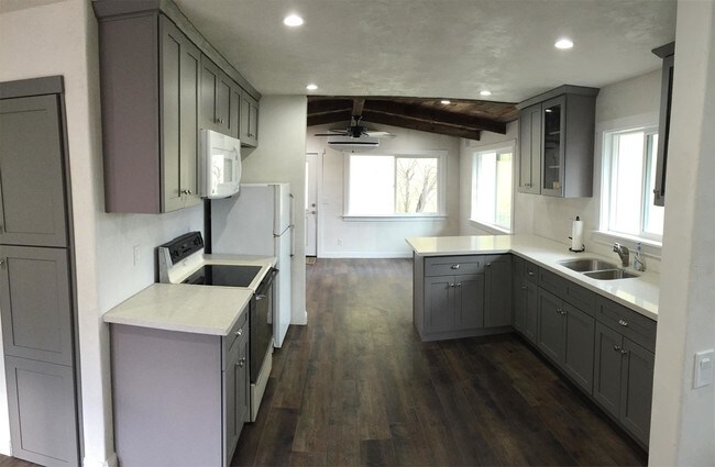 Building Photo - 305 Glenwood Rd