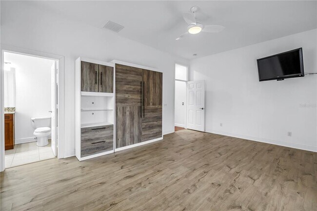 Building Photo - 651 Saxony Blvd