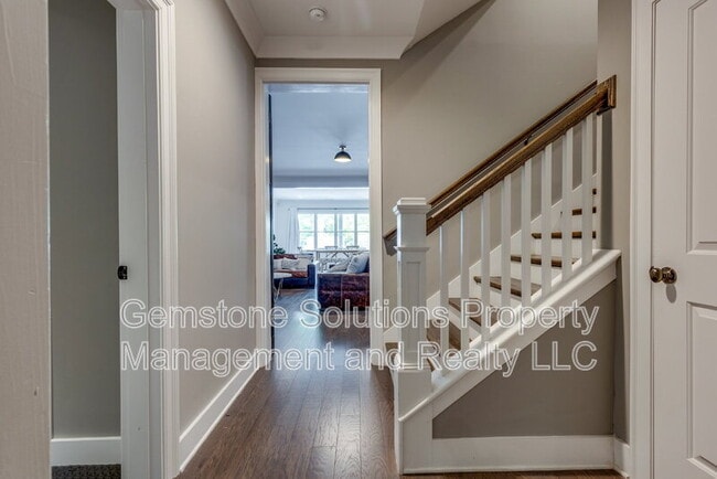Building Photo - 1806 Burland Cres