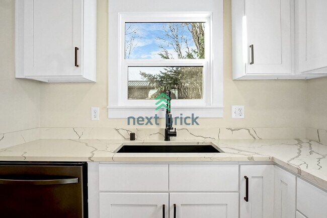 Building Photo - BEAUTIFUL FULLY RENOVATED 2 BED 1 BATH FOR RENT – PRIME WEST SEATTLE LOCATION