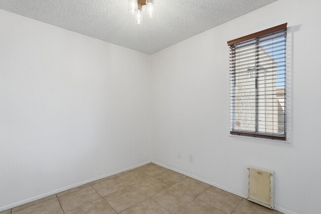 Building Photo - 1017 E Redfield Rd