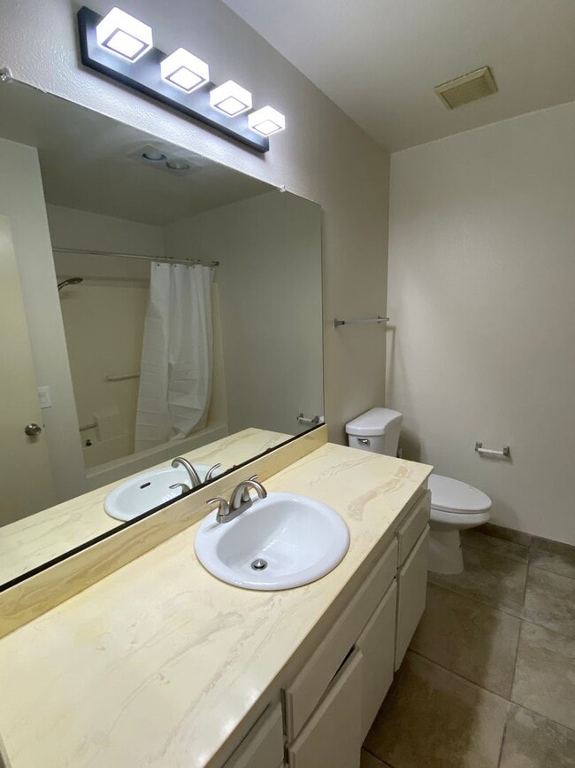 Building Photo - Decker Townhome