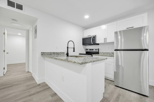 Building Photo - 1015 NE 17th Ave