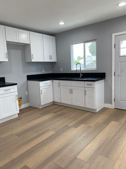 Building Photo - 5719 S Normandie Ave