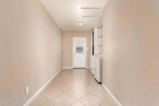 Building Photo - 1049 E Carter Dr