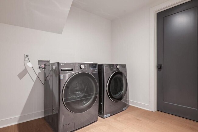 Building Photo - 1007 Somerset Dr NW