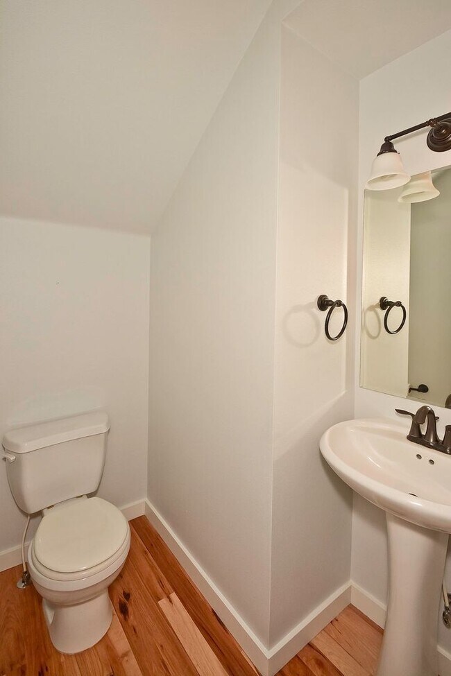 Building Photo - 3 Bedroom 2.5 Bathroom Home in Southeast Boise