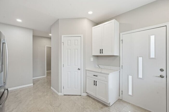 Building Photo - Bright, Fresh & Pet-Friendly — 3BR Retreat Minutes from U of A