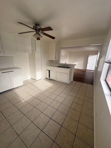 Building Photo - 533 Hyde Park Pl