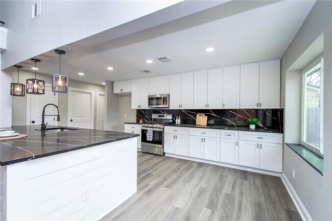 Building Photo - 4014 Alshire Dr