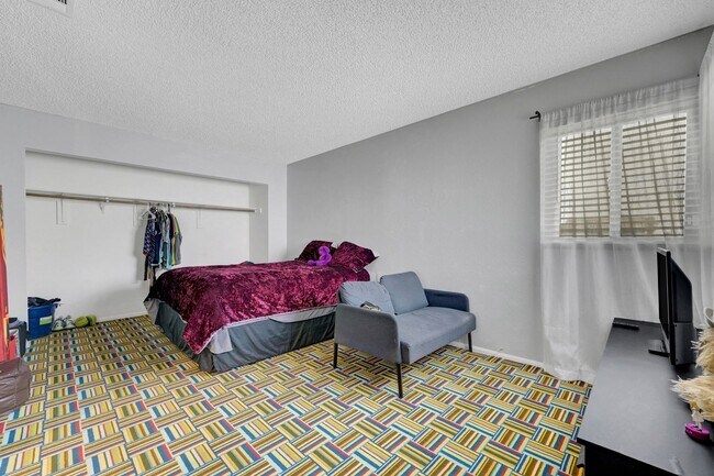 Building Photo - 3 bedroom home with pool!!