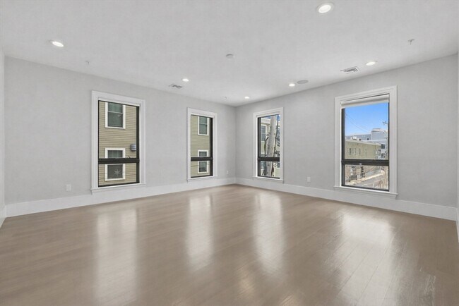 Building Photo - 377 W First St