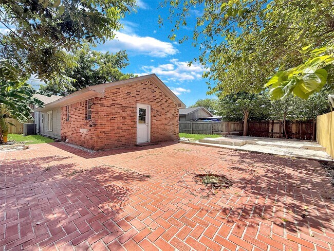 Building Photo - 304 Stimson St