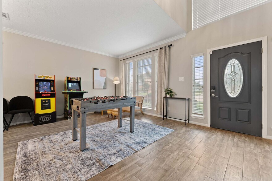 Building Photo - 1905 Navajo Dr