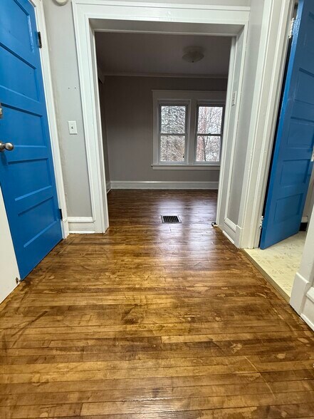 Building Photo - 1201 N 7th Ave E