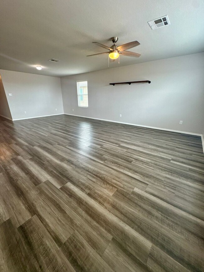 Building Photo - AVAILABLE IN BULVERDE!  In Hidden Trails S...