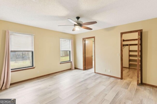 Building Photo - 132 N Woodvalley Dr